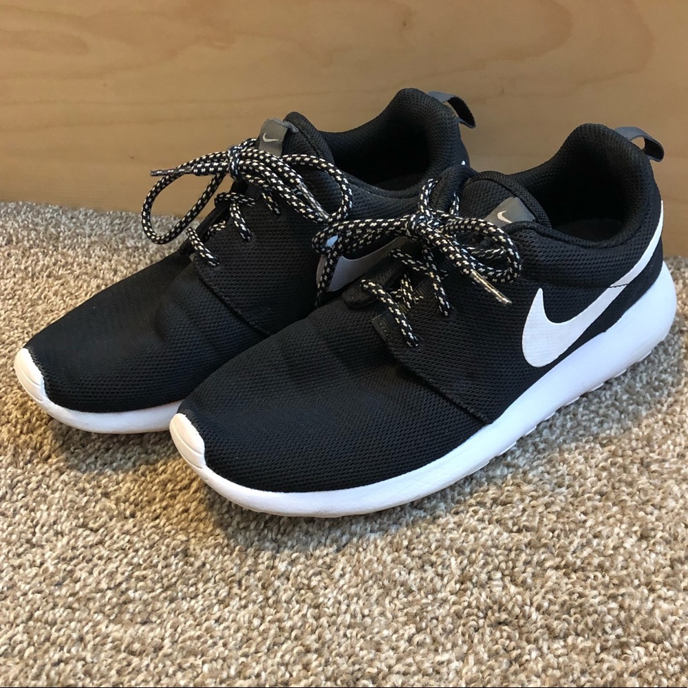 Black Nike Roshe